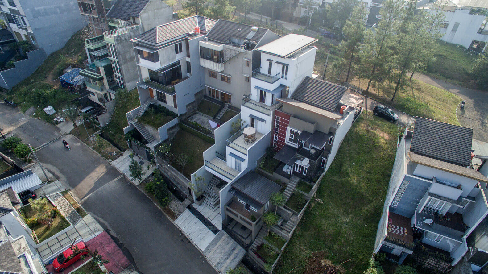 White Cliff House: &#039;Rumah Miring&#039; yang Maksimalkan Ruang di Sekitarnya